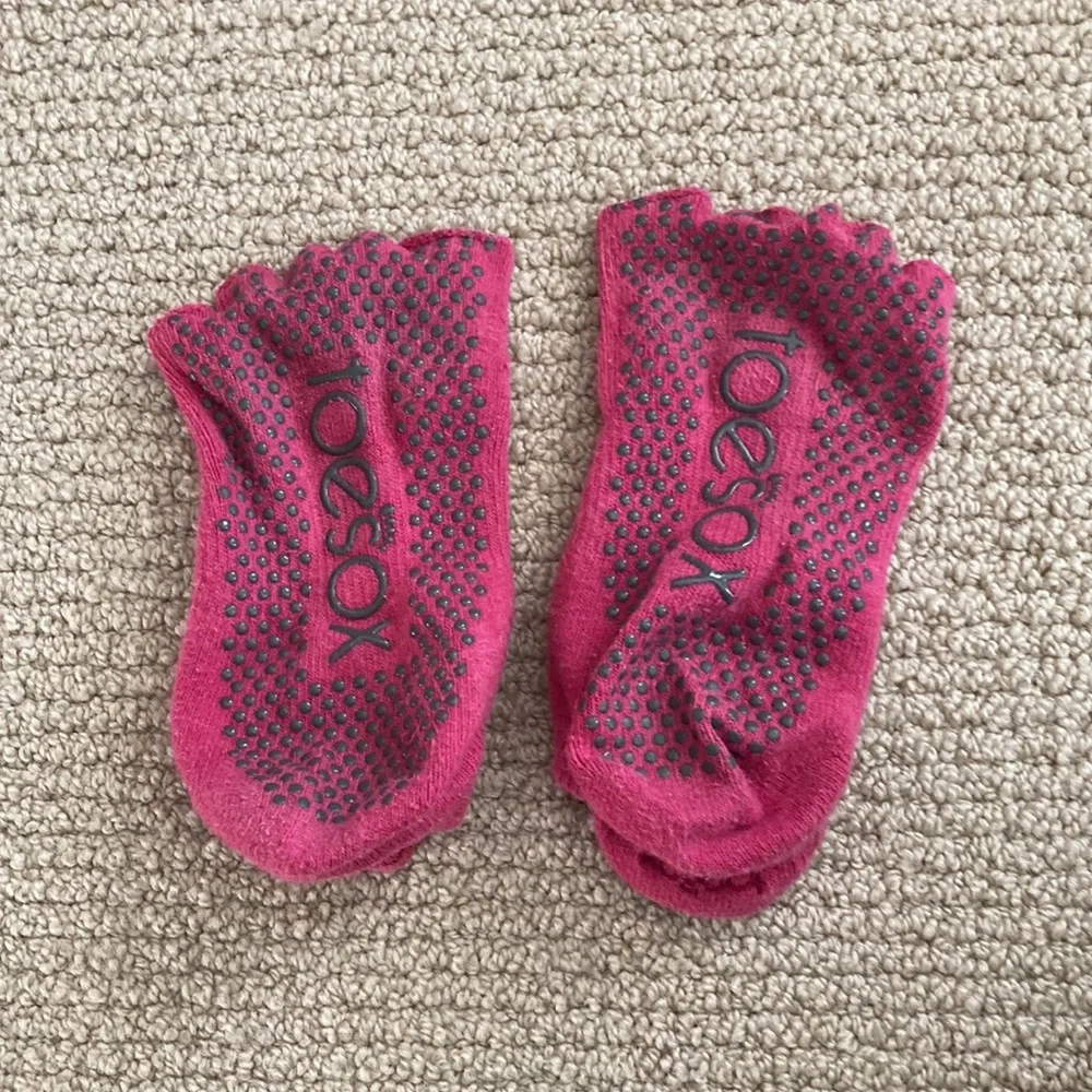 Toesox Half Toe Bellarina Grip Socks Size Medium Dark Pink Barre Pilates EUC